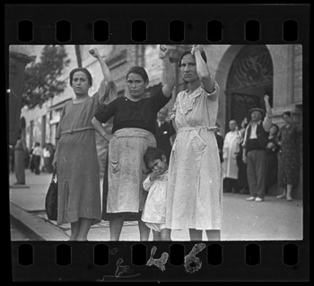 Gerda Taro [Spectators at the funeral parade of General Lukacs, Valencia], June 16, 1937. Negative. Copyright International Center of Photography, Collection International Center of Photography.